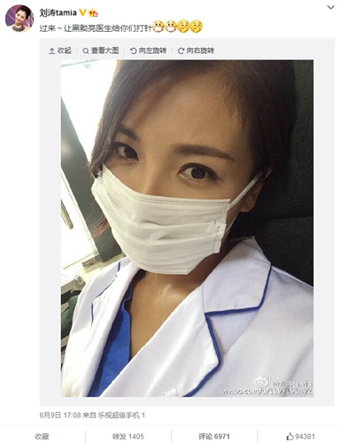 刘涛穿医生工作服戴口罩