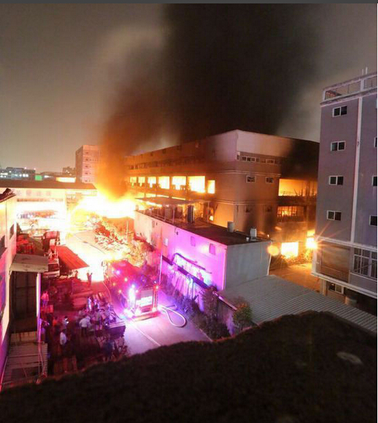 大火最初是从C栋一楼原材料仓库烧起